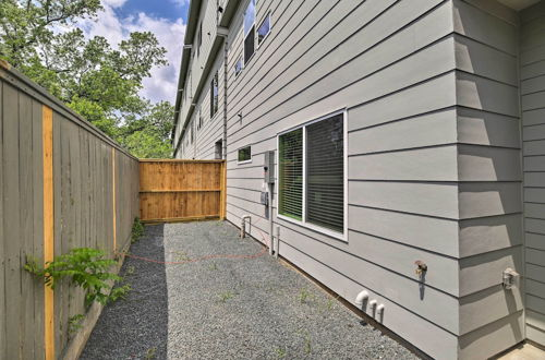 Photo 2 - Bright & Spacious Houston Townhome: Near Dtwn