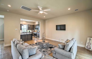 Photo 1 - Bright & Spacious Houston Townhome: Near Dtwn