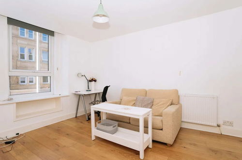 Foto 12 - Sleek & Central 2BD Flat - Haymarket