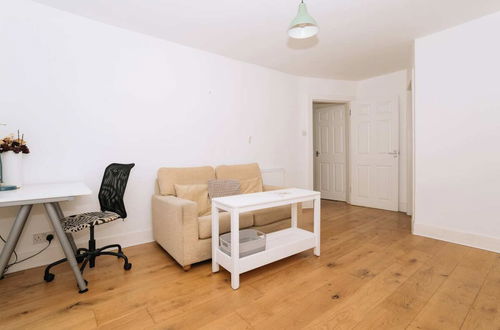 Photo 21 - Sleek & Central 2BD Flat - Haymarket