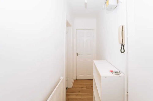 Photo 18 - Sleek & Central 2BD Flat - Haymarket