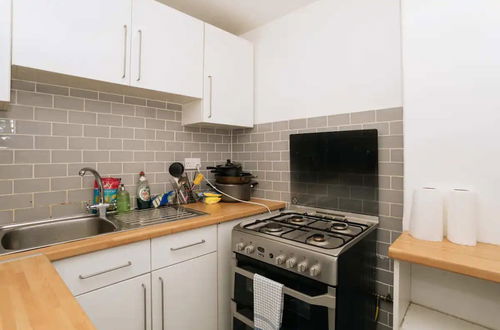 Photo 11 - Sleek & Central 2BD Flat - Haymarket