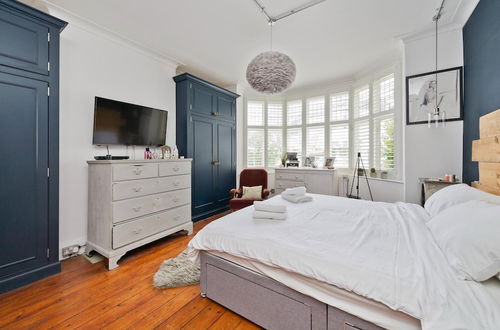 Photo 9 - Stunning one Bedroom Flat With Large Terrace in Chiswick by Underthedoormat