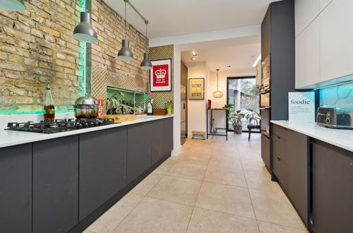 Photo 16 - Stunning one Bedroom Flat With Large Terrace in Chiswick by Underthedoormat