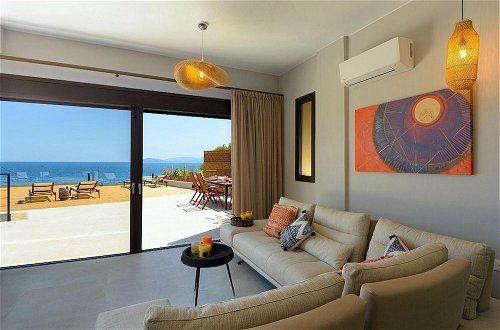 Foto 22 - Beachfront 2 Bedroom Villa With Jacuzzi