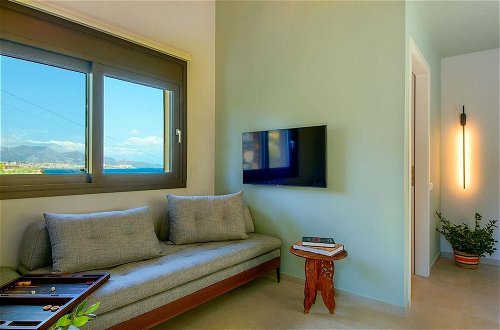 Foto 9 - Beachfront 2 Bedroom Villa With Jacuzzi