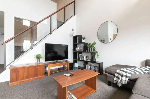 Foto 6 - Roomy Loft Two Bedroom Apartment W/ Free Parking