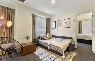 Photo 3 - Spacious Retreat On Queen Street With Gym And Pool