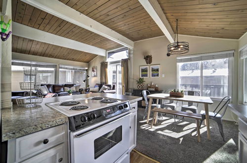 Photo 2 - Mammoth Lakes Condo w/ Pool < 5 Mi to Skiing