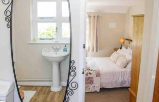 Photo 2 - Charming 1-bed Cottage Located in Ironbridge