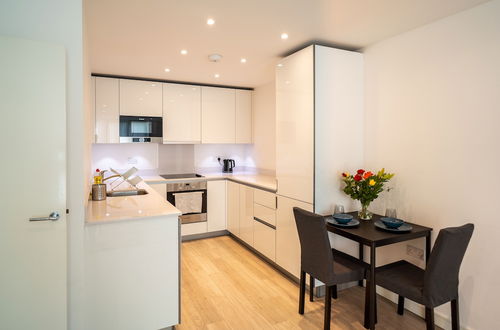 Photo 12 - Luxury 2-bed Croydon Apartment Near Gatwick