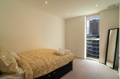 Photo 6 - Luxury 2-bed Croydon Apartment Near Gatwick