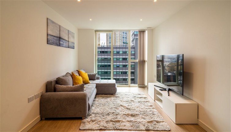 Photo 1 - Luxury 2-bed Croydon Apartment Near Gatwick