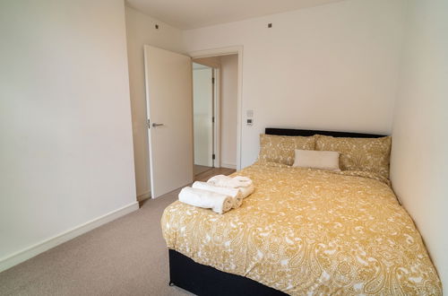 Photo 3 - Luxury 2-bed Croydon Apartment Near Gatwick