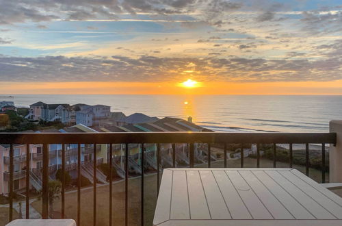 Foto 15 - Emerald Isle Condo w/ Direct Access to Ocean