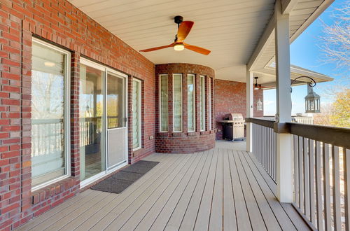 Foto 10 - Spacious Brighton Home w/ Game Room + Fire Table