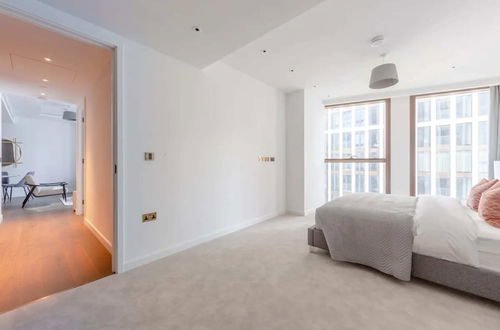 Photo 2 - Luxurious 2 Bedroom Flat by the River Thames - Vauxhall