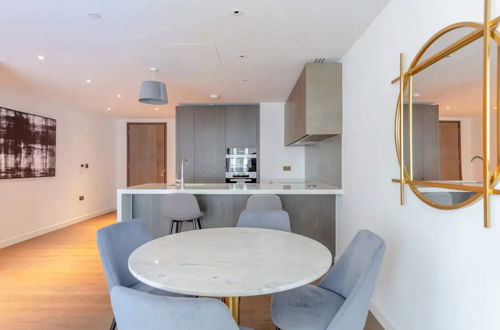 Photo 14 - Luxurious 2 Bedroom Flat by the River Thames - Vauxhall