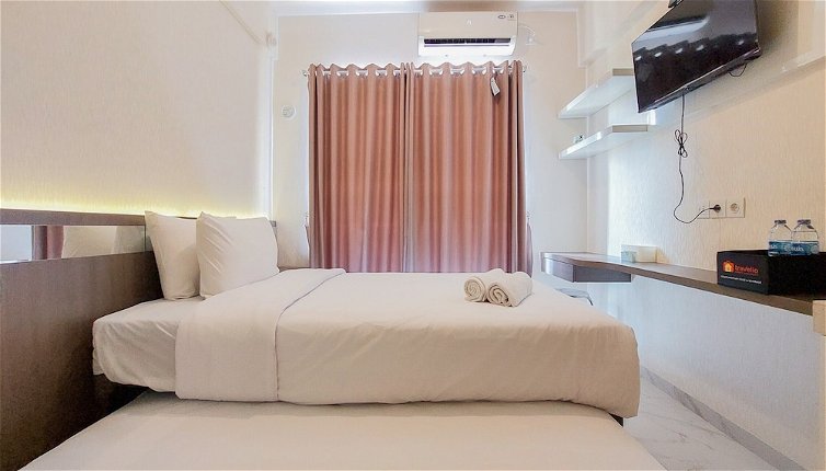 Foto 1 - Minimalist Designed And Homey Stay Studio At Sky House Bsd Apartment