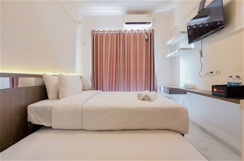 Photo 1 - Minimalist Designed And Homey Stay Studio At Sky House Bsd Apartment
