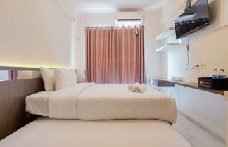 Foto 1 - Minimalist Designed And Homey Stay Studio At Sky House Bsd Apartment