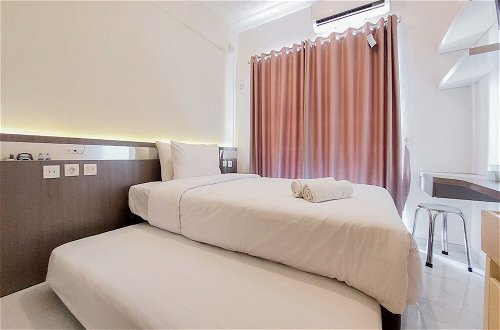 Foto 2 - Minimalist Designed And Homey Stay Studio At Sky House Bsd Apartment