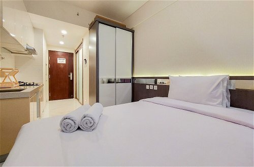 Foto 6 - Minimalist Designed And Homey Stay Studio At Sky House Bsd Apartment