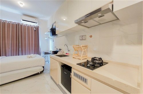 Foto 5 - Minimalist Designed And Homey Stay Studio At Sky House Bsd Apartment
