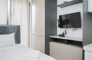 Foto 2 - Fully Furnished With Tidy Design Studio At Sky House Bsd Apartment