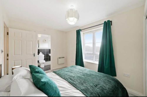 Photo 3 - Stylish 2 bed Apt - Free Parking