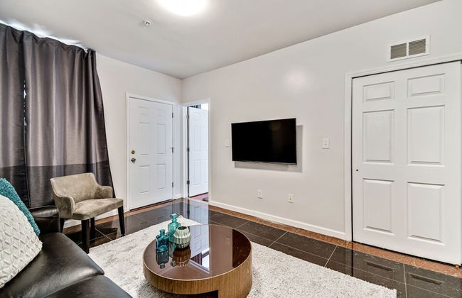 Amazing 2BD Steps From the Convention Center - Foto 7