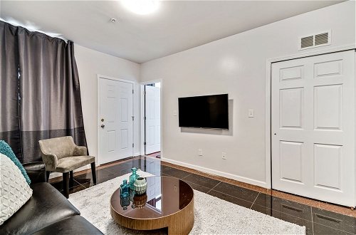 Foto 7 - Amazing 2BD Steps From the Convention Center