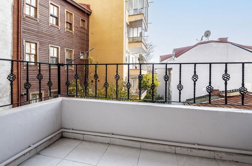 Photo 10 - Colorful and Central Flat With Balcony in Besiktas