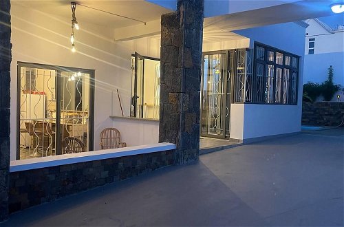 Foto 36 - Spacious 4-bed Villa in Flic en Flac Roof top bar
