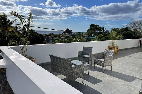 Foto 25 - Spacious 4-bed Villa in Flic en Flac Roof top bar