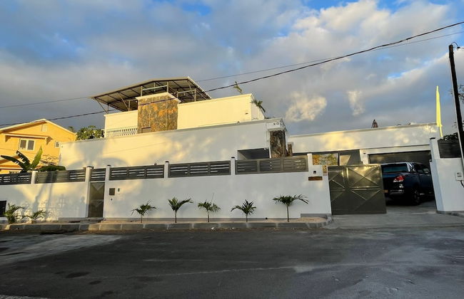 Spacious 4-bed Villa in Flic en Flac Roof top bar - Foto 1