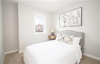 Photo 3 - 4bed 2bath Townhouse With Laundry Parking Wi-fi