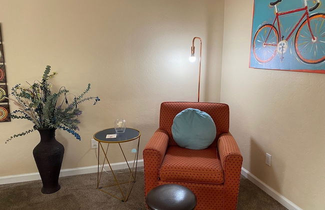 Longer Stay for Travelers Blocks from Hospital and Downtown Security Gates - Foto 18