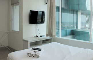 Photo 2 - Warm And Cozy Studio At Grand Kamala Lagoon Apartment