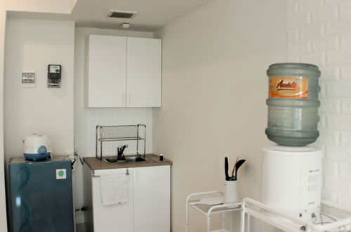 Photo 7 - Warm And Cozy Studio At Grand Kamala Lagoon Apartment