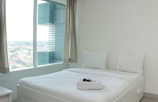 Photo 3 - Warm And Cozy Studio At Grand Kamala Lagoon Apartment