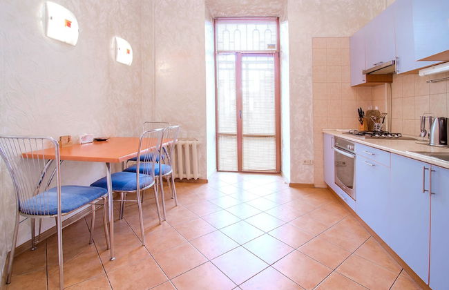 Rent Kiev Lva Tolshtoho Square - Photo 6