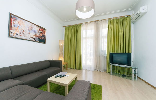 Rent Kiev Lva Tolshtoho Square - Photo 1