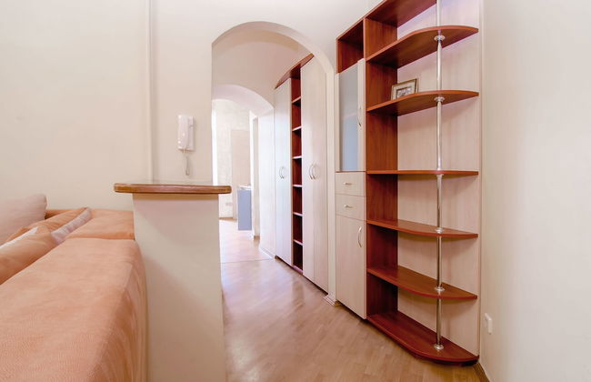 Rent Kiev Lva Tolshtoho Square - Photo 18