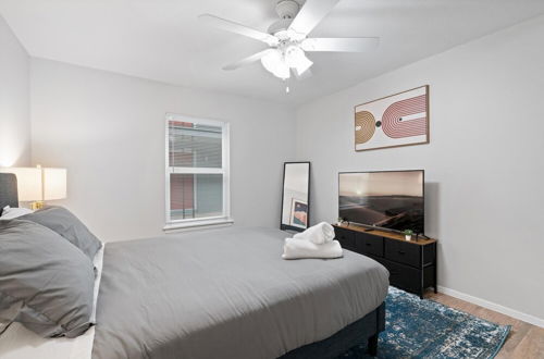 Photo 9 - Stylish 1BR Near UT Highland Evonify