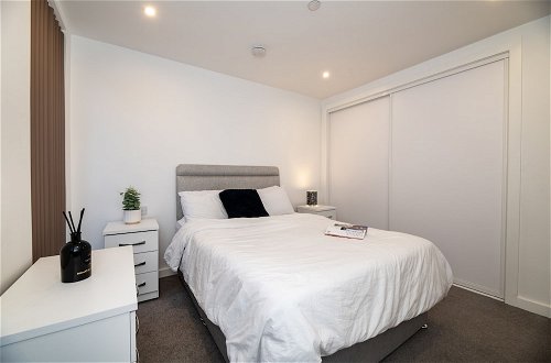 Photo 2 - Lovely & Cosy 2 Beds in Birmingham City Apartment