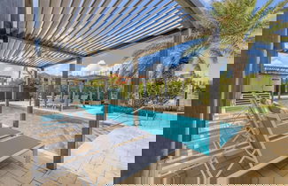 Foto 1 - Serene Designer Gem Walk to Beach Strip Pool
