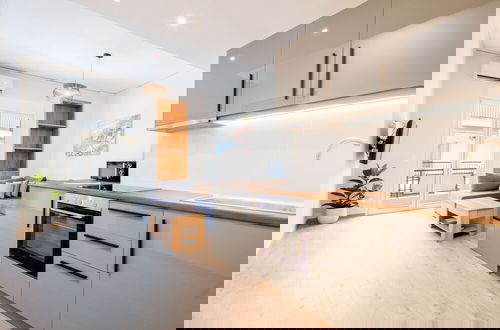 Foto 18 - Spacious 3-bedroom Dual Apartment in City Centre
