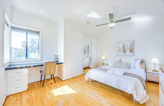 StayAU 6BR Deluxe Lakeview Point Cook - Photo 15