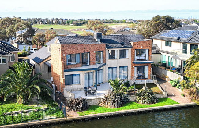 StayAU 6BR Deluxe Lakeview Point Cook - Photo 1